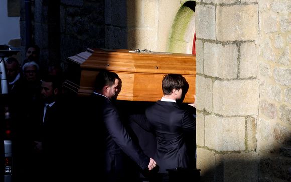 Le cercueil de Jean-Marie Le Pen porté par deux de ses petits-fils - Arrivées des membres de la famille Le Pen aux obsèques de Jean-Marie Le Pen en l'église Saint-Joseph à la Trinité-sur-Mer  le 11 juillet 2025. © Dominique Jacovides / Guillaume Collet / Bestimage