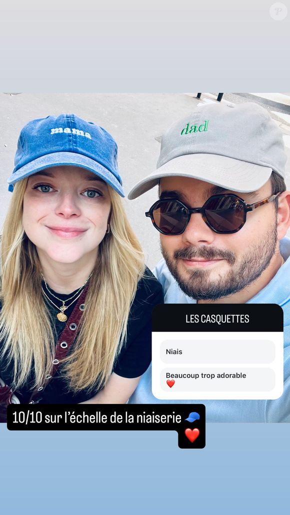 Photo de Gauthier Le Bret et sa femme Eloïse avec des casquettes "mama" et "dad". Instagram le 21 août 2025.
