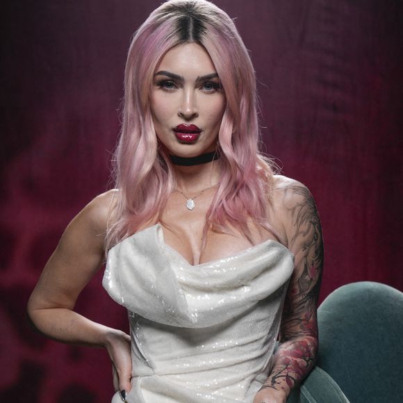 Megan Fox serait tombée lors ce voyage sur des informations qui l'auraient bouleversée, sur le téléphone portable de son fiancé.

Le 18 février 2024, Megan Fox photographiée dans les coulisses des 2024 "People's Choice Awards" le dimanche 18 février 2024 au Barker Hangar à Santa Monica, Los Angeles, USA.