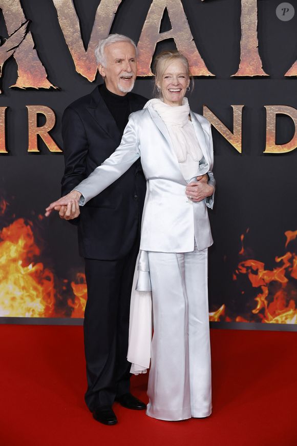 James Cameron avec sa femme Suzy Amis Cameron à la première de "Avatar : de Feu et de Cendres" à la Seine Musicale à Boulogne Billancourt le 5 décembre 2025. © Christophe Aubert via Bestimage