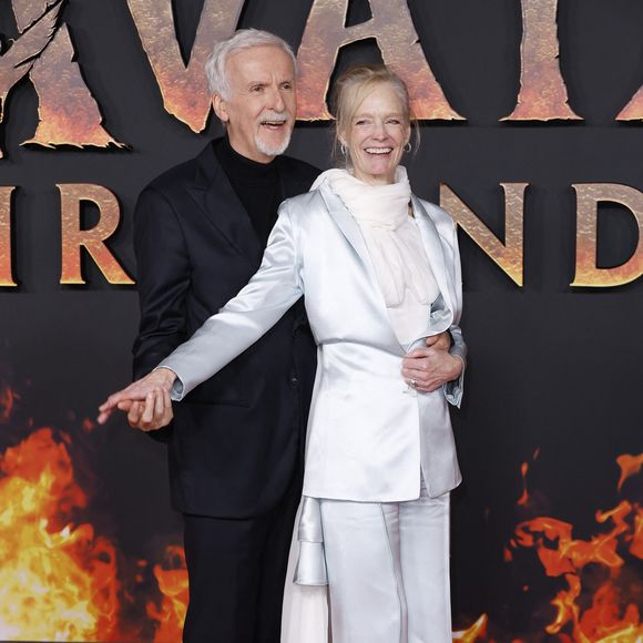 James Cameron avec sa femme Suzy Amis Cameron à la première de "Avatar : de Feu et de Cendres" à la Seine Musicale à Boulogne Billancourt le 5 décembre 2025. © Christophe Aubert via Bestimage