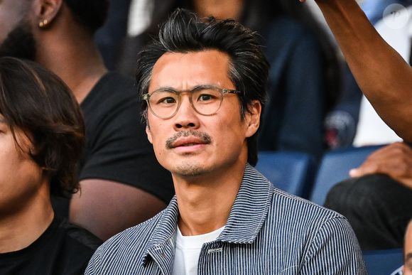 Sur les réseaux sociaux, il a alors décidé de partager sa bataille.

Frédéric Chau - Célébrités dans les tribunes lors du match de football du PSG face à Lorient au Parc des Princes à Paris le 12 Août 2023. © Matthieu Mirville/Bestimage