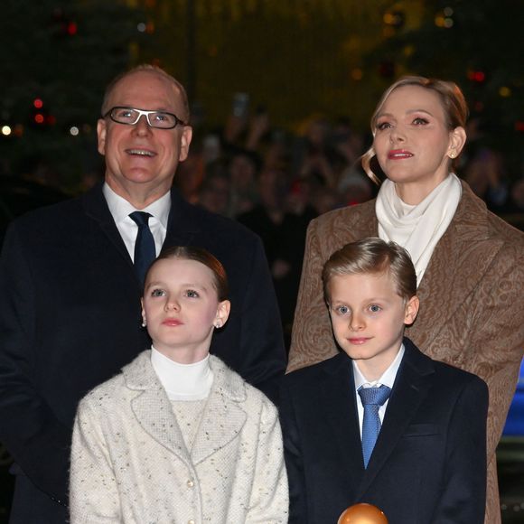 Le prince Albert II de Monaco, la princesse Charlene et leurs enfants la princesse Gabriella et le prince héréditaire Jacques lancent les illuminations de Noël en Principauté, depuis la place du Casino à Monaco, le 29 novembre 2025. La famille princière est accompagnée par Stéphane Valéri, le président délégué de la Société des Bains de Mer de Monaco, et le ministre d'Etat de la Principauté, Christophe Mirmand. © Bruno Bebert/Bestimage
