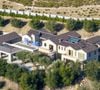 La demeure, d’inspiration italienne, s’étend sur 1 670 mètres carrés et comprend notamment un garage pour 12 voitures, un poste de sécurité et une piscine.

Kylie Jenner est sur le point d’achever son immense demeure sur mesure de 1 670 m² à Hidden Hills, après six années de travaux se chiffrant en millions de dollars.

Backgrid USA / Bestimage