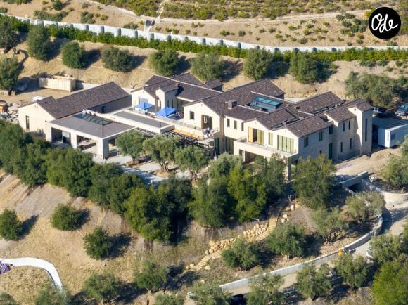 La demeure, d’inspiration italienne, s’étend sur 1 670 mètres carrés et comprend notamment un garage pour 12 voitures, un poste de sécurité et une piscine.

Kylie Jenner est sur le point d’achever son immense demeure sur mesure de 1 670 m² à Hidden Hills, après six années de travaux se chiffrant en millions de dollars.

Backgrid USA / Bestimage
