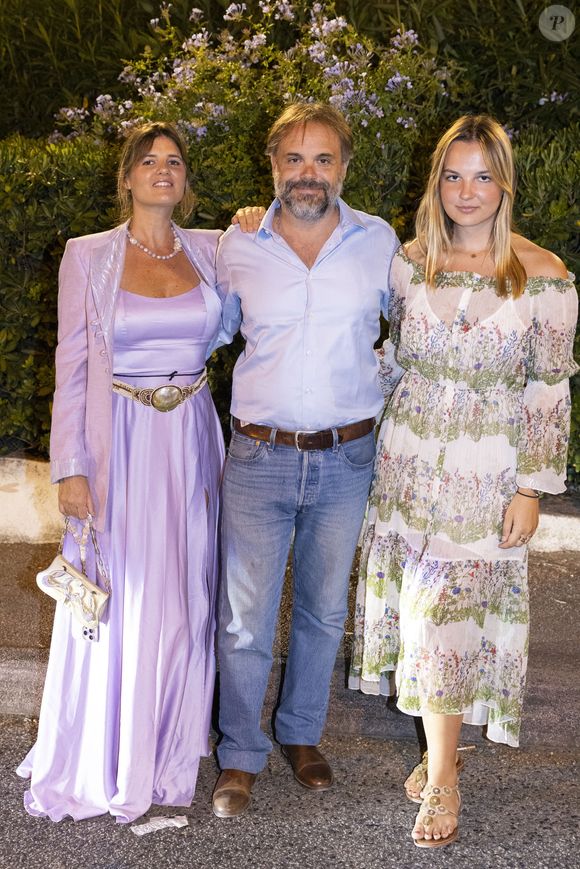 Plus complice que jamais, le duo s'affiche régulièrement en photos au Festival de Ramatuelle, dans le Var, comme ici aux côtés d'Aliénor, la fille de Romain Sardou...

Kym Thiriot, Romain Sardou et sa fille Aliénor au spectacle de Christelle Chollet "Reconditionnée" au théâtre de Verdure pour la clôture du festival de Ramatuelle le 11 août 2023. © Cyril Bruneau / Bestimage