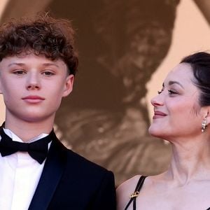 Marcel Canet et sa mère Marion Cotillard - Montée des marches du film « Karma » lors du 79ème Festival International du Film de Cannes, le 15 mai 2026. © Jacovides-Moreau / Bestimage