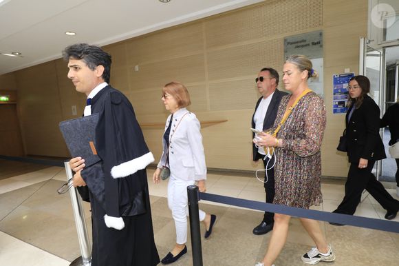Gisèle Pélicot arrive avec ses enfants David Pélicot et Caroline Darian et son avocat Stéphane Babonneau - Procès du viol de G.Pélicot par cinquante hommes âgés de 26 à 74 devant la cour criminelle départementale de Vaucluse à Avignon, France, le 4 septembre 2024. Son mari Dominique Pélicot, est accusé d'avoir drogué sa femme pendant dix ans pour la soumettre sexuellement à d'autres hommes qu'il recrutait sur internet. Il est jugé avec 50 autres hommes âgés de 26 à 74 ans pour vioIs aggravés, à partir du lundi 2 septembre et pour quatre mois. © Franz Chavaroche/Nice Matin/Bestimage