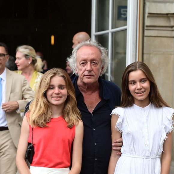 On connait le secret de l'éternelle jeunesse de Didier Barbelivien !

Didier Barbelivien, ses filles Louise et Lola - Mariage de Claude Lelouch à la mairie du 18ème à Paris. © Agence / Bestimage