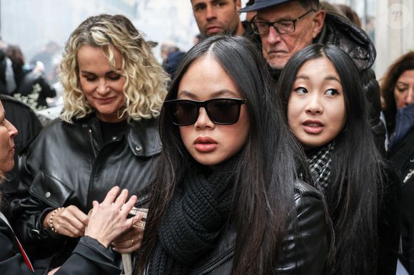 Joy Hallyday, Jean-Claude Camus, Jade Hallyday et Laeticia Hallyday dévoilent une plaque en hommage à Johnny Hallyday devant l'immeuble où a grandi cet enfant du 9e arrondissement de Paris, le 22 décembre 2023 à Paris, France. Photo par Nasser Berzane/ABACAPRESS.COM