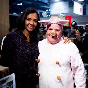 Karine Le Marchand (marraine de la CNDP (Commission nationale du débat public) et animatrice de lémission "L'amour est dans le pré") et Noël Jamet, quintuple champion du monde d'imitation du cri de cochon au 57ème salon International de l'Agriculture au parc des expositions de la porte de Versailles à Paris, France, le 23 février 2020. © Jean-Baptiste Autissier/Panoramic/Bestimage