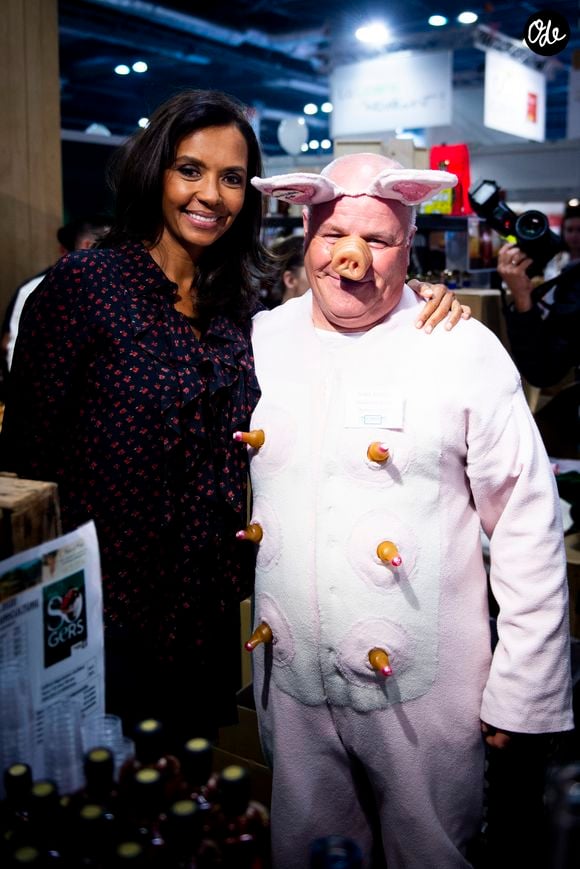 Karine Le Marchand (marraine de la CNDP (Commission nationale du débat public) et animatrice de lémission "L'amour est dans le pré") et Noël Jamet, quintuple champion du monde d'imitation du cri de cochon au 57ème salon International de l'Agriculture au parc des expositions de la porte de Versailles à Paris, France, le 23 février 2020. © Jean-Baptiste Autissier/Panoramic/Bestimage