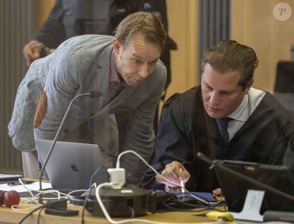 Mais, il pourrait retrouver la liberté le 17 septembre prochain. Actuellement, la police ne dispose pas assez de preuves concrètes pour l'inculper quant à l'affaire Maddie McCann. Raison pour laquelle de nouvelles fouilles ont été lancées près de Praia da Luz ce mardi 2 juin 2025 dans l'espoir de le coincer pour de bon !

Christian Brueckner lors de son procès pour de multiples viols au tribunal de grande instance de Brunswick - 2024 (Mirrorpix / Bestimage).