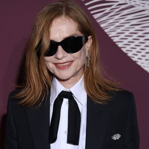 Côté alimentation, elle mise sur "brocolis à volonté".

Isabelle Huppert au photocall du dîner de la 51ème cérémonie des César au Fouquet's à Paris, France, le 27 février 2026. © Denis Guignebourg/Bestimage