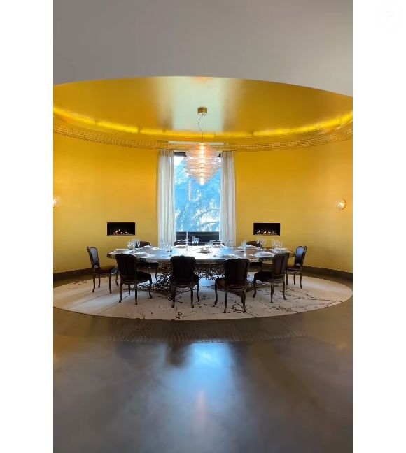 Dans une séquence, Valentin a également mis en lumière un luxueux salon "doré à la feuille d'or du sol au plafond". Quant au prix de ce luxueux appartement doté de quatre grandes suites, il n'a pas été dévoilé dans la vidéo... Dommage !

Valentin et Raphaël Kretz qui mettent à l'honneur sur Instagram l'ancienne propriété de Pierre Balmain, actuellement en vente (Capture d'écran - Instagram - 14 mars 2025).