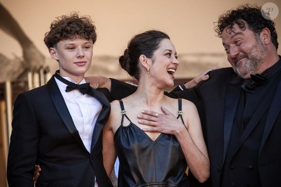Marcel Canet et sa mère Marion Cotillard, Denis Ménochet - Montée des marches du film " Karma " lors du 79ème Festival International du Film de Cannes, le 15 mai 2026. © Jacovides-Moreau / Bestimage