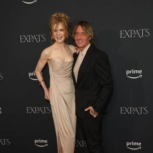 Cette absence s’explique par la fortune des deux célébrités, qui permet à leurs enfants de maintenir un train de vie identique auprès de chacun d’eux.

Nicole Kidman et Keith Urban à la projection de "Expats" à Sydney, en Australie. Backgrid USA / Bestimage