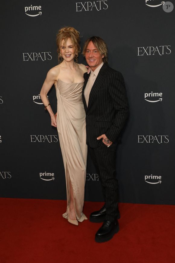 Cette absence s’explique par la fortune des deux célébrités, qui permet à leurs enfants de maintenir un train de vie identique auprès de chacun d’eux.

Nicole Kidman et Keith Urban à la projection de "Expats" à Sydney, en Australie. Backgrid USA / Bestimage