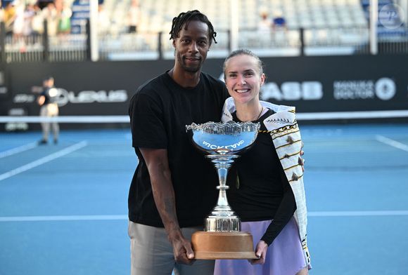 Gaël Monfils et son épouse Elina Svitolina posent pour une photo avec le trophée après la finale du tournoi de tennis ASB Classic Women's WTA250 à Manuka Doctor Arena, Auckland, Nouvelle-Zélande. Dimanche 11 janvier 2026. Crédit Photosport/PsnewZ/Bestimage