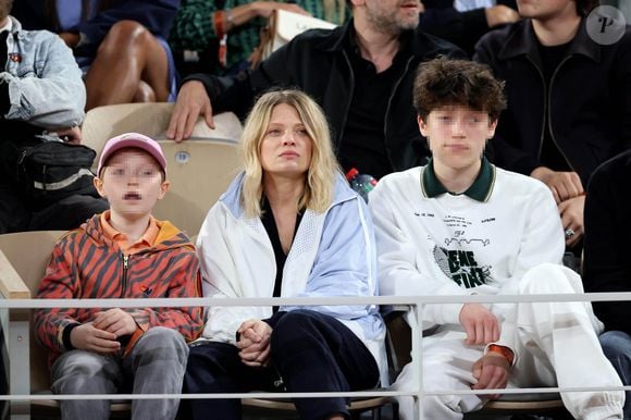 Mère de trois garçons, dont les deux aînés ont 17 et 11 ans, l’actrice a été très claire : elle ne les pousse pas vers les plateaux...

Mélanie Thierry et ses enfants Roman et Aliocha Haroche - Les célébrités dans les tribunes des Internationaux de France de tennis de Roland Garros 2024 à Paris, le 29 mai 2024.  © Jacovides / Moreau / Bestimage