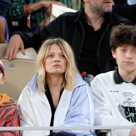 Mère de trois garçons, dont les deux aînés ont 17 et 11 ans, l’actrice a été très claire : elle ne les pousse pas vers les plateaux...

Mélanie Thierry et ses enfants Roman et Aliocha Haroche - Les célébrités dans les tribunes des Internationaux de France de tennis de Roland Garros 2024 à Paris, le 29 mai 2024.  © Jacovides / Moreau / Bestimage