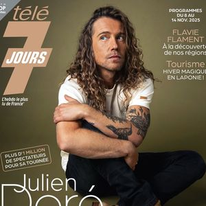 Julien Doré en Une du magazine Télé 7 Jours, en kiosques lundi 3 novembre 2025.