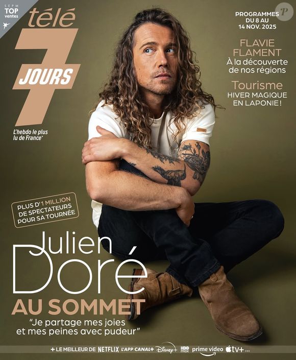 Julien Doré en Une du magazine Télé 7 Jours, en kiosques lundi 3 novembre 2025.