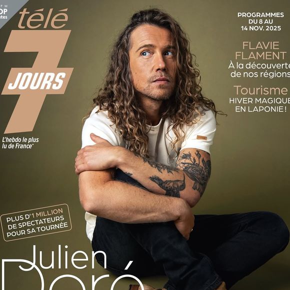 Julien Doré en Une du magazine Télé 7 Jours, en kiosques lundi 3 novembre 2025.
