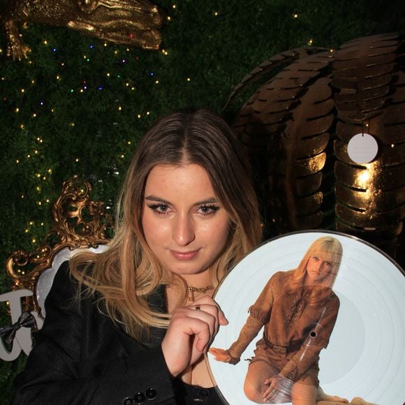 Exclusif - Darina Scotti-Vartan, la fille de Sylvie Vartan, fait un karaoké avec Jordan de Luxe à Paris le 23 mai 2021.
© Philippe Baldini / Bestimage