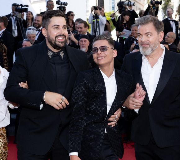 Artus, Clovis Cornillac et l'équipe du film "Un p'tit truc en plus" - Montée des marches du film « Le comte de Monte-Cristo » lors du 77ème Festival International du Film de Cannes, au Palais des Festivals à Cannes. Le 22 mai 2024 © Jacovides-Moreau / Bestimage