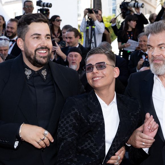Artus, Clovis Cornillac et l'équipe du film "Un p'tit truc en plus" - Montée des marches du film « Le comte de Monte-Cristo » lors du 77ème Festival International du Film de Cannes, au Palais des Festivals à Cannes. Le 22 mai 2024 © Jacovides-Moreau / Bestimage