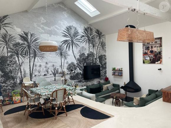 Sa maison, disponible sur Airbnb, est située au centre de Soulac-sur-Mer, en Gironde.

Capture d'écran d'une photo du salon de Nathalie Péchalat.