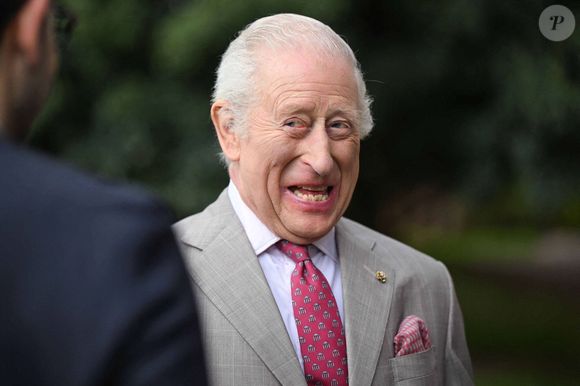Actuellement, l'époux de la reine Camilla semble davantage focalisé sur son agenda royal pour une raison bien spéciale !

Le roi Charles III d'Angleterre, plante un arbre dans les jardins de la Villa Wolkonsky à Rome, le 10 avril 2025. © Imago / PsnewZ / Bestimage
