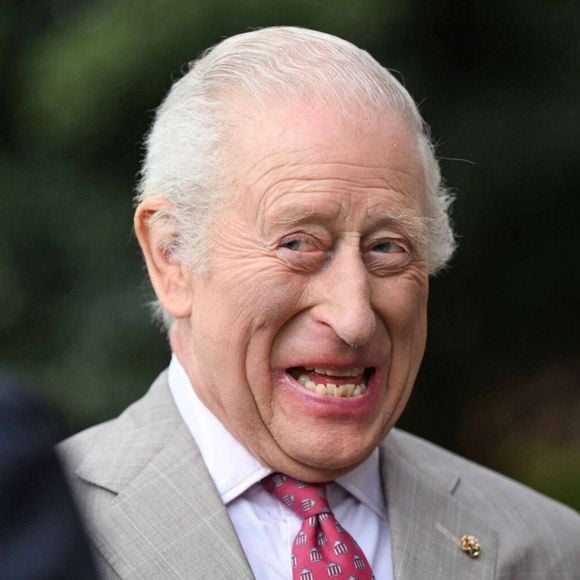 Actuellement, l'époux de la reine Camilla semble davantage focalisé sur son agenda royal pour une raison bien spéciale !

Le roi Charles III d'Angleterre, plante un arbre dans les jardins de la Villa Wolkonsky à Rome, le 10 avril 2025. © Imago / PsnewZ / Bestimage