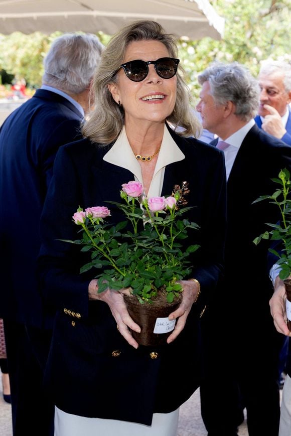 Le prince Albert II de Monaco et la princesse Caroline de Hanovre ont célébré les 40 ans d'existence de la Roseraie Princesse Grace, le 3 mai 2024, à Monaco.
Créé en 1984 et rénové en 2014, ce jardin odorant est un hommage du Prince Rainier III à son épouse. Installé non loin du chapiteau de Fontvieille. Les 5000m² de cette roseraie, permettent de découvrir plus de 315 variétés de rosiers représentant 6000 pieds de rosiers, répartis en 7 thèmes. Toutes les opérations d’entretien ainsi que les animations proposées tout au long de l’année ont permis d’obtenir la labellisation Espace Végétal Ecologique (EVE) « ECOCERT » pour ce site. © Bruno Bebert / Bestimage