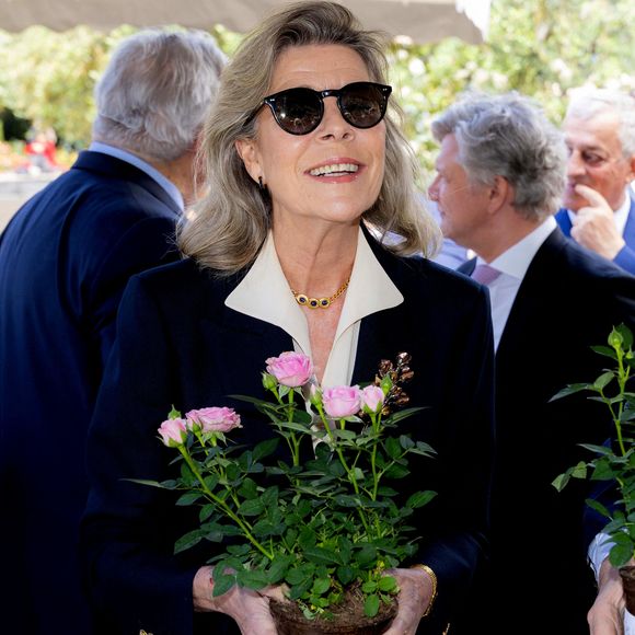 Le prince Albert II de Monaco et la princesse Caroline de Hanovre ont célébré les 40 ans d'existence de la Roseraie Princesse Grace, le 3 mai 2024, à Monaco.
Créé en 1984 et rénové en 2014, ce jardin odorant est un hommage du Prince Rainier III à son épouse. Installé non loin du chapiteau de Fontvieille. Les 5000m² de cette roseraie, permettent de découvrir plus de 315 variétés de rosiers représentant 6000 pieds de rosiers, répartis en 7 thèmes. Toutes les opérations d’entretien ainsi que les animations proposées tout au long de l’année ont permis d’obtenir la labellisation Espace Végétal Ecologique (EVE) « ECOCERT » pour ce site. © Bruno Bebert / Bestimage