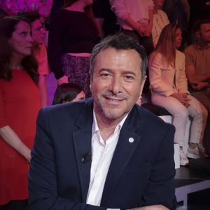 Animateur, acteur et chroniqueur, Bernard Montiel n’en est pas à son premier tournant professionnel...

Exclusif - Bernard Montiel, sur le plateau de l’émission « TPMP » présentée par C.Hanouna et diffusée en direct sur Youtube et sur toutes les box (SFR, FREE, Bouygues, MyCanal etc), Paris, France, le 19 mars 2025. © Jack Tribeca / Bestimage