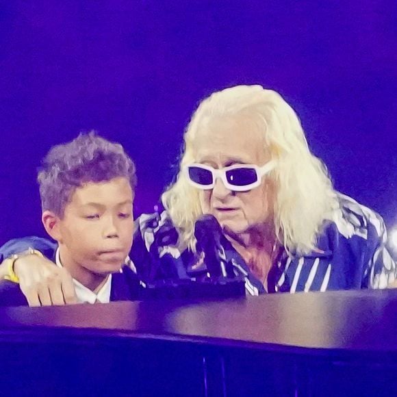 Michel Polnareff est papa de Louka, 14 ans
Exclusif - Michel Polnareff fête son anniversaire (79 ans) avec son fils Louka sur la scène de l'Accor Arena (Bercy) à Paris