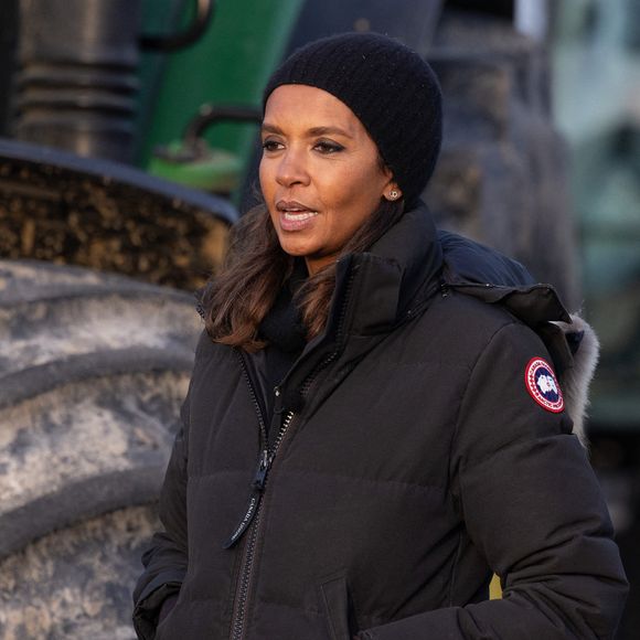 "Moi, j’avais un milieu très modeste. Ma mère nous a élevées seules avec ma sœur. Et il y a eu beaucoup de fins de mois où elle nous donnait de la semoule avec du lait et du sucre", a-t-elle poursuivi.

Karine Le Marchand soutient les agriculteurs sur le barrage de l'Autoroute A4 à hauteur de Jossigny en Seine et Marne le 29 Janvier 2024.
© Jeremy Melloul - Pierre Perusseau / Bestimage