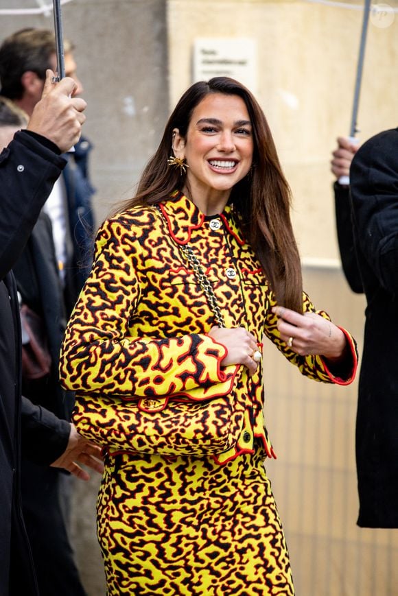 Récemment présente au Festival de Cannes pour Nespresso, elle a aussi profité de son séjour pour visiter une exposition à Saint-Paul-de-Vence.

Dua Lipa - Sorties du deuxième défilé Chanel "Collection Haute Couture Printemps/Eté 2026" lors de la Fashion Week de Paris (PFW) au Grand Palais, à Paris, France, le 27 janvier 2026. © Florian Lavielle/Bestimage