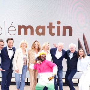 Exclusif - Flavie Flament, Charlotte Lipinska, Alex Jaffray, Samuel Ollivier, Camille Dahan, Cécile de France, les Frères Dardenne (Luc et Jean-Pierre Dardenne) et Femi the Scorpion sur le plateau de l'émission Télématin en marge du 78ème Festival International du Film de Cannes, France, le 22 mai 2025. © Jack Tribeca/Bestimage