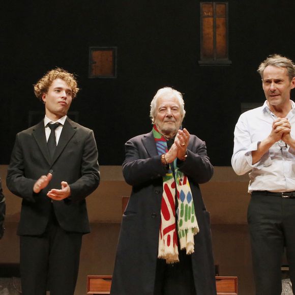 Exclusif - Nicolas Briançon, Miguel Vander Linden, Pierre Arditi, Julien Boisselier (Metteur en scène de la Pièce) et Alexis Macquart (Auteur de la Pièce) saluent le public à la fin de la Générale de la Pièce « Je me souviendrai… de presque tout » au Théâtre Montparnasse à Paris le 18 Septembre 2025. 

© Bertrand Rindoff / Bestimage