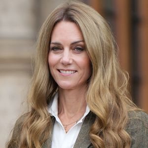 Le prince William, prince de Galles, et Catherine (Kate) Middleton, arborant des cheveux blonds, visitent les jardins, récemment transformés, du musée d'histoire naturelle à Londres, le 4 septembre 2025. © Julien Burton / Bestimage