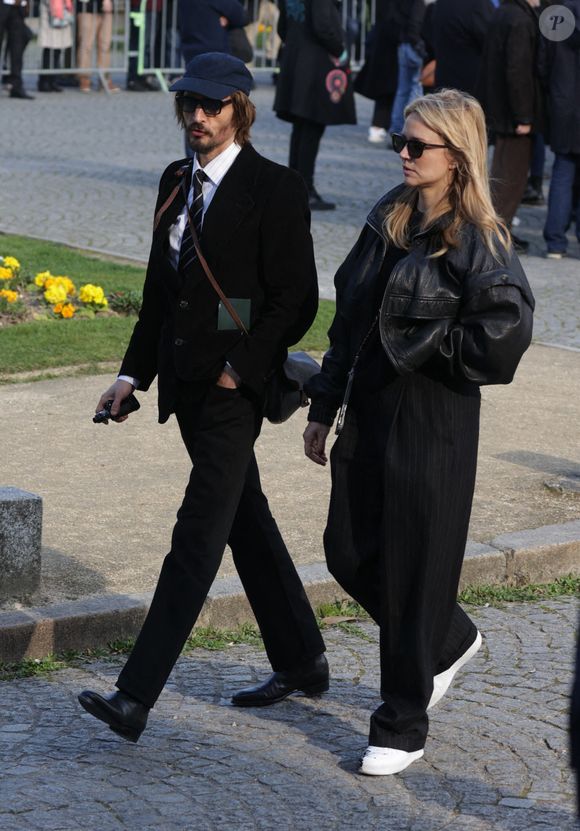 Virginie Efira avait joué aux côtés d'Emilie Dequenne dans le film "Les Choses qu'on dit, les choses qu'on fait", en 2020.

Virginie Efira aux obsèques de l'actrice belge Emilie Dequenne au crématorium du cimetière du Père Lachaise à Paris, France, le 26 mars 2025. Photo by Nasser Berzane/ABACAPRESS.COM