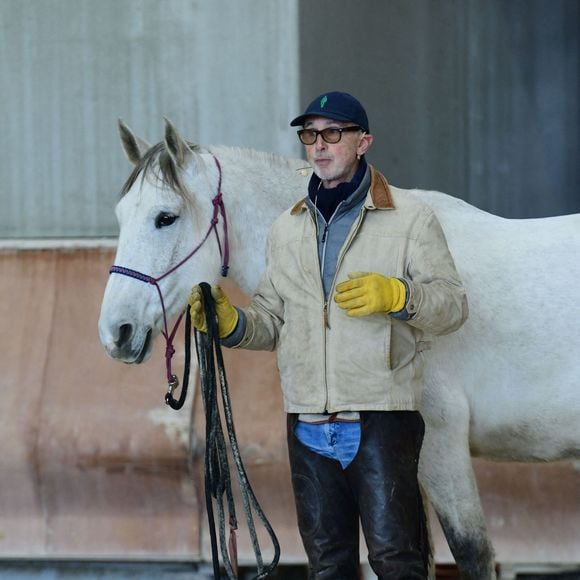 Thierry Lhermitte anime un atelier d'équithérapie et d'étologie à la maison Hope à Saint-Cergues en Haute Savoie le samedi 24 janvier 2026. © Romain Doucelin/Bestimage