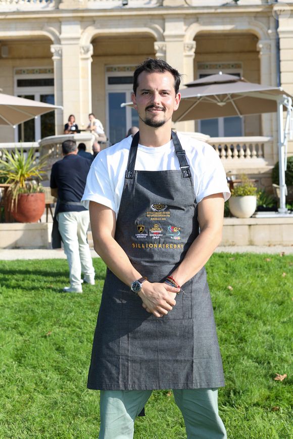 et l'avis de clients lui a d'ailleurs déjà fait changer sa carte.

Exclusif -  Le chef Juan Arbelaez, lors du "World Caviar Awards", le 1er championnat du monde de Caviar au Château Hôtel Grand Barrail à Saint-Emilion, en Gironde, France, le 30 octobre 2024. © Jean-Marc Lhomer/Bestimage