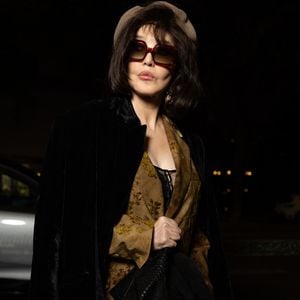 À l’intérieur, on découvre "un mélange éclectique de styles et d’époques, fidèle au style de Jacques Grange". 

Exclusif - Isabelle Adjani - Les célébrités arrivent au dîner du Cinéma du Madame Figaro au restaurant "Gigi" à Paris le 31 mars 2026. © Julien Sarkissian/Bestimage