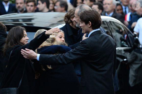 Aurélie Enthoven, aîné de Carla Bruni, était également présent

Anastasia Sarkozy, Consuelo Remmert (soeur de Carla), Giulia Sarkozy, Jean Sarkozy, Guillaume Sarkozy, Aurélien Enthoven - Le clan Sarkozy à la sortie du domicile de Nicolas Sarkozy domicile parisien avant son incarcération à la prison de La Santé à Paris, France, le 21 octobre 2025  © Bestimage