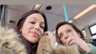 Iris Mittenaere et sa maman Laurence, soutiens d'Antoine Dupont en Ecosse : photos de ce voyage qui n'a pas porté chance au XV de France