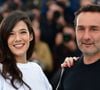 Gilles Lellouche a assisté à la finale masculine de Roland-Garros à Paris, accompagné de sa fille Ava, née de sa relation passée avec l’actrice Mélanie Doutey.
Gilles Lellouche et Melanie Doutey posant lors du photocall Le Grand Bain qui s'est tenu au Palais des Festivals à Cannes, en France. Photo par Lionel Hahn/ABACAPRESS.COM